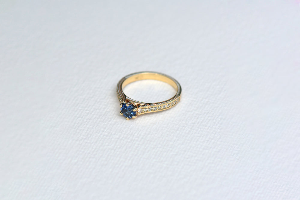 VIDA RING | BLUE SAPPHIRE & WHITE DIAMONDS | FINE | 9K GOLD