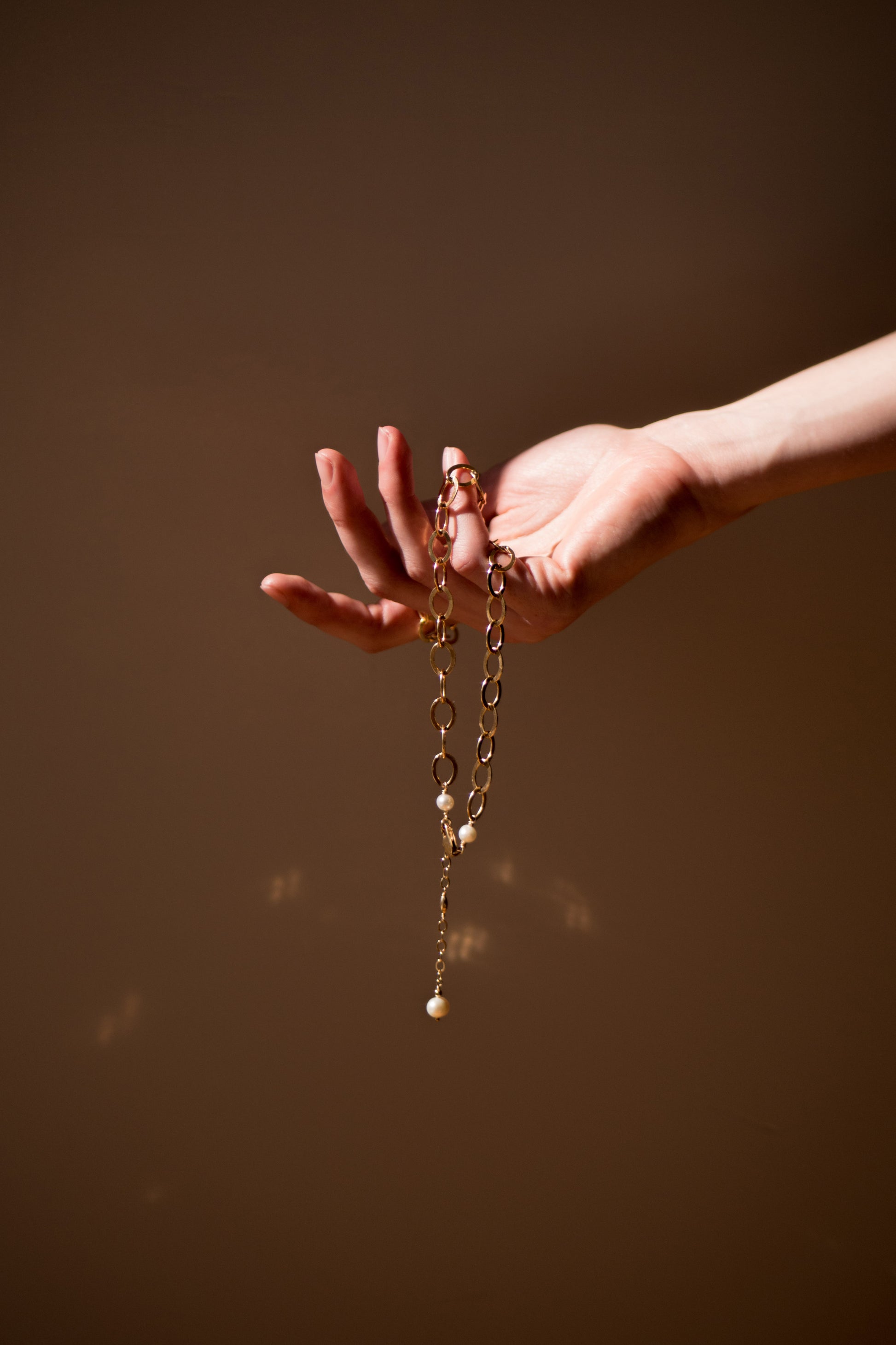 ANGELIKA CHAIN NECKLACE | PEARL | GOLD charlotte-penman-2